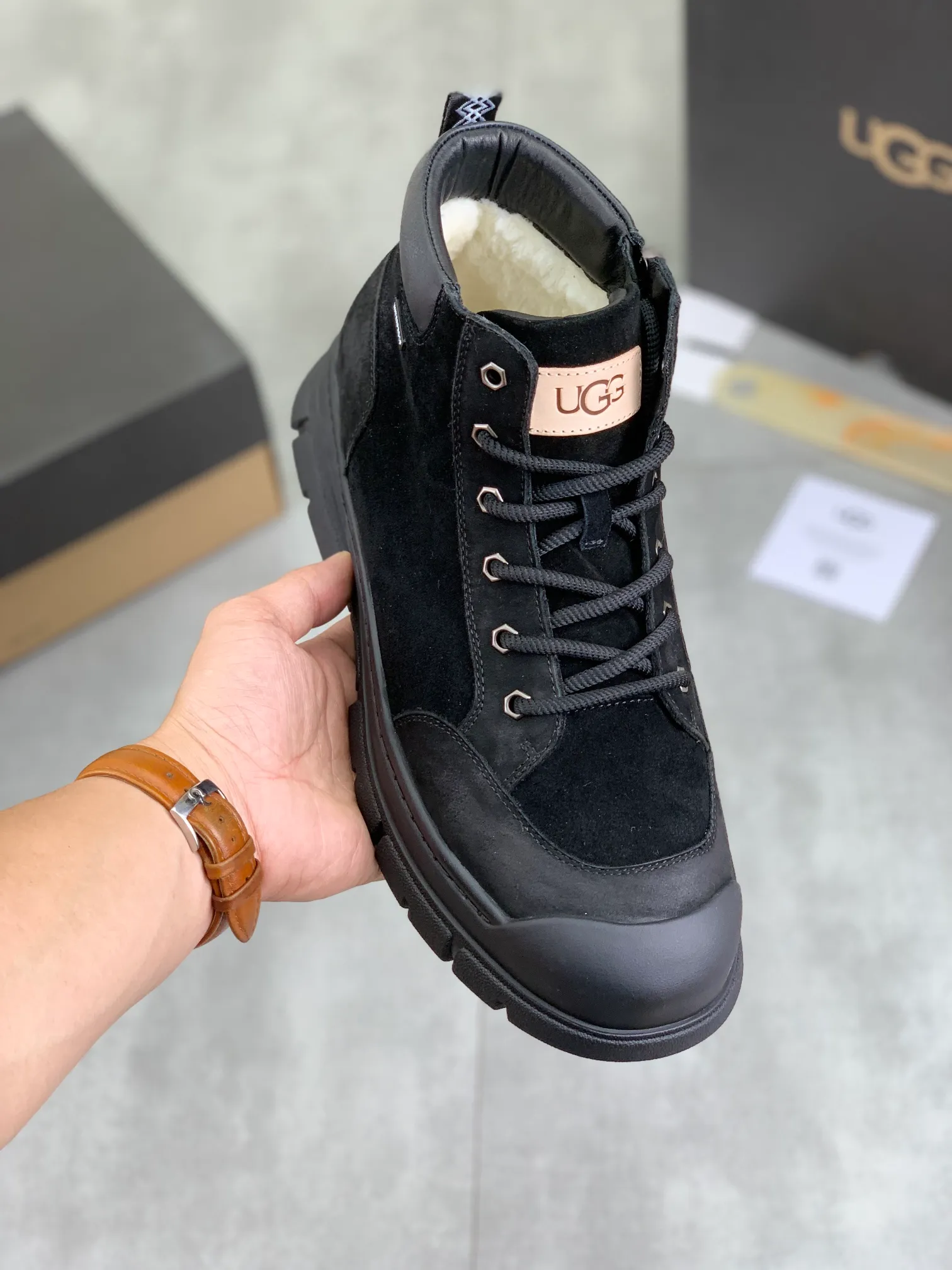 Men's Men's Shoes P620 [New Style] 💰 🆘 "Real Wool" [UGG] 👉 Popular men's shoes official website synchronization 🔰 Genuine quality [proud] is not comparable to the imitations in the general market 🌀 The upper is imported Italian frosted cowhide, and the lining: foot pad 🅰️ grade 🐑 real wool 👻 Only Grade A can show the effect The hand feels smooth and delicate 🔱The shoe shape is grand, only genuine factories can do it 🎄The perfect toughness of the original outsole 👻⬛️ can allow customers to say goodbye to one-time consumption. Real wool lining, super warm. Available in black or brown. Size: 38-44